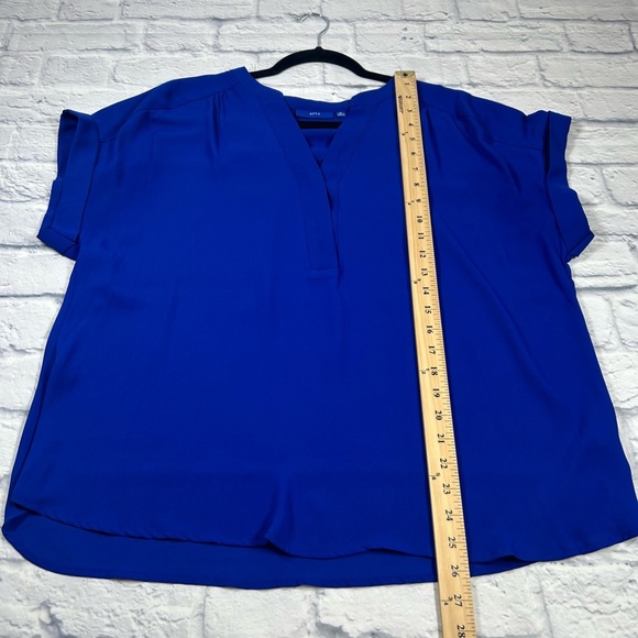 Apt. 9 Women's Royal Blue Blouse. Short Sleeve. Vneck line. Size XL. - Picture 6 of 8